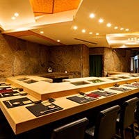 目の前で織りなされる職人技を、カウンター席でお楽しみ下さい