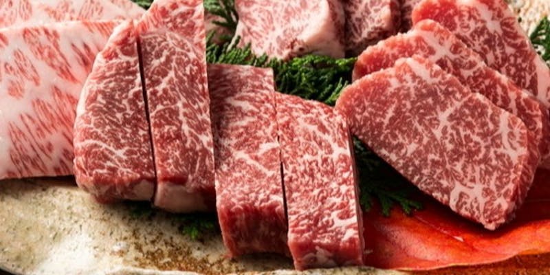 【結yui焼肉コース】炙りユッケ、厳選プレミアム牛盛り合わせ、選べるお食事など全7品