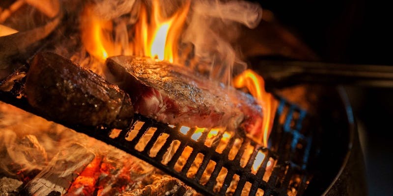 肉の宝箱から選べるお肉2種〆は人気の名物キャンプカレー全10品