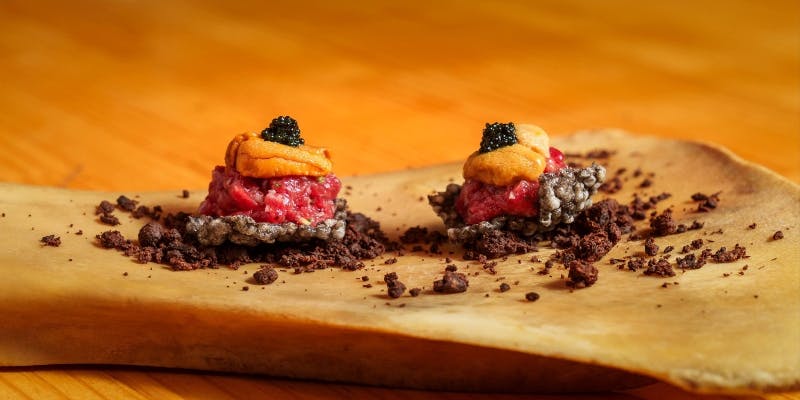 こだわり抜いた鶏肉、豚肉、そして和牛のすき焼きを含む全10品