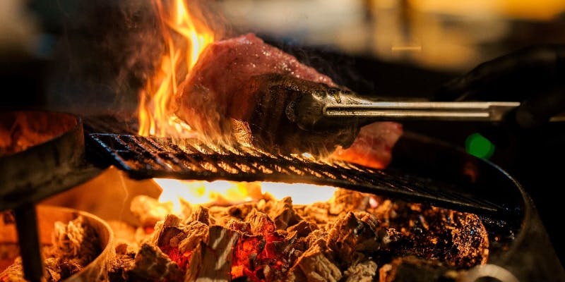 【ランチから骨付き熟成肉セット】釜焼きパン食べ放題
