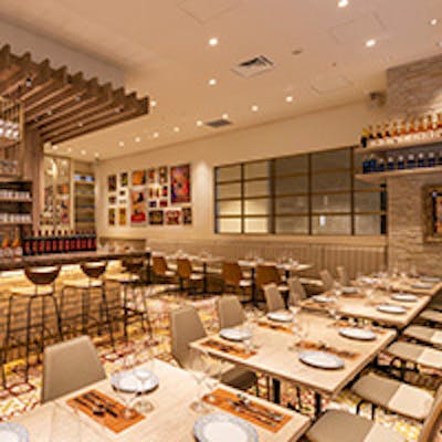 本場スペインのような店内で本格スペイン料理を