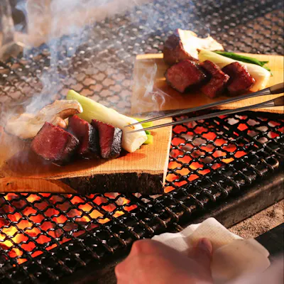 囲炉裏炭火の柔らかな炎でおくつろぎください。