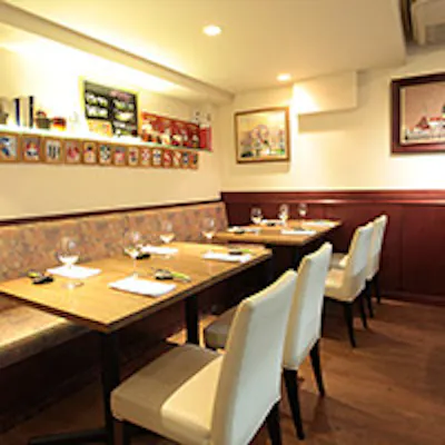 明るく清潔感のある落ち着く店内