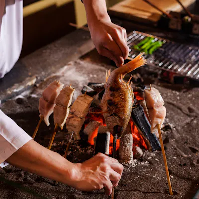 魚の美味しさを丸ごと味わえる「原始焼」