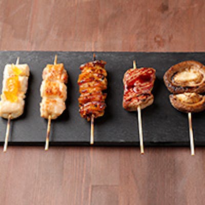 炭火で丁寧に焼き上げる至極の串焼き