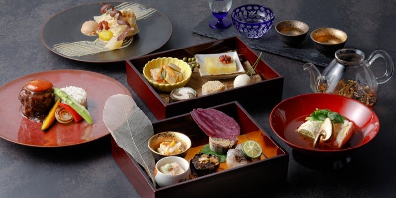 【生演奏付き】神苑の夜景と共に楽しむディナー｜鹿肉のローストなど全5品（12/24～25）