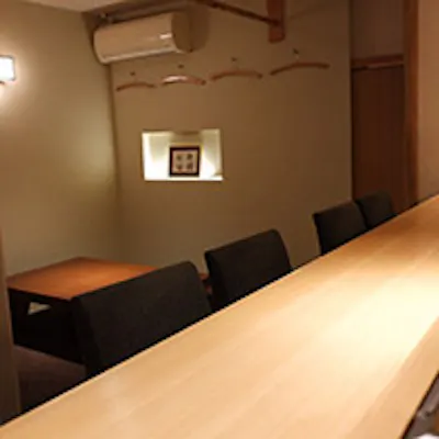 こぢんまりとした大人の隠れ家で味わう江戸前寿司