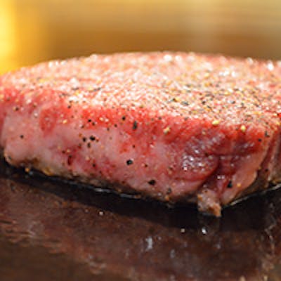 鉄板焼きならではの絶妙な焼き加減で一押し食材をご堪能