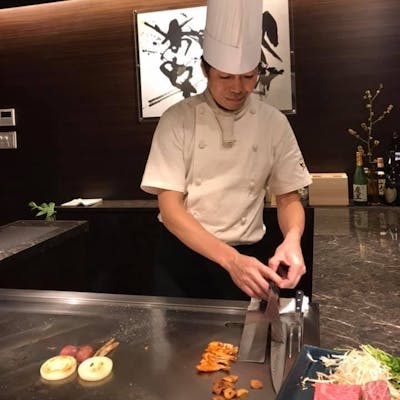 目の前でシェフが焼き上げる特選黒毛和牛を堪能