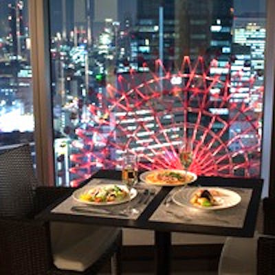 地上125mからの贅沢な夜景で非日常の時間を