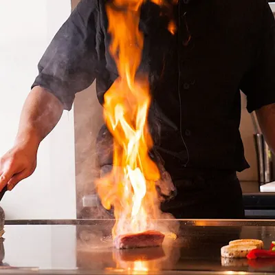 カウンター席で華麗なシェフの技を体感