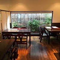 落ち着いた温かみのある店内で絶品会席料理