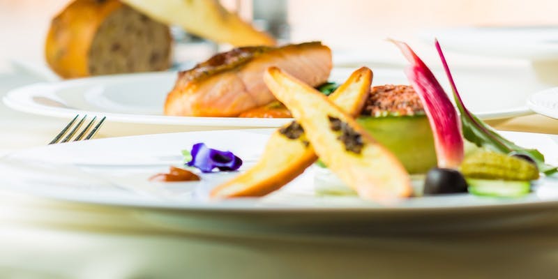 【寒椿ランチ】前菜から始まり、お魚料理もお肉料理も楽しめるWメインの全5品