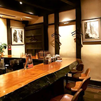 石塀小路に佇む蔵造りのお店