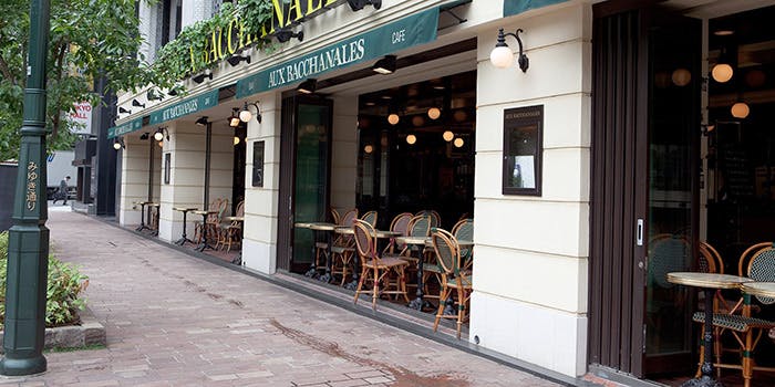 オー バカナル 銀座の外観とテラス席