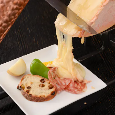 フランスのサヴォワ地方の伝統料理【ラクレット】