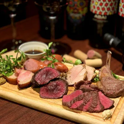 素材にこだわった肉料理とタパス、グラスワインは常時10種以上