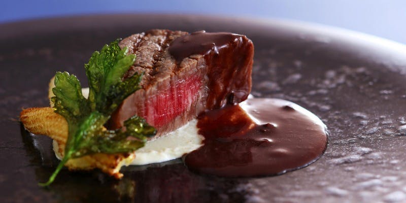 【ランチ　天空の庭園】但馬地方の季節の食材と、メインは但馬牛又は近海お魚料理をお選びいただけます。