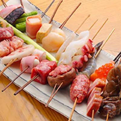 素材・油・パン粉にもこだわった約30種類の串揚げをご堪能ください