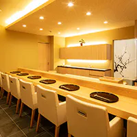明るく落ち着いた店内
