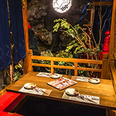 情緒ある個室やテーブル席など四万十川を思わせる空間