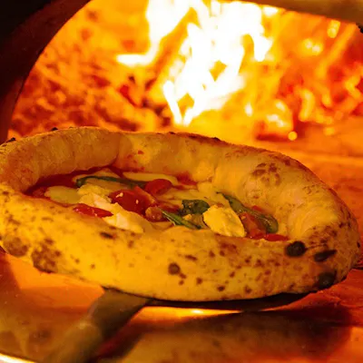 イタリア直輸入の薪釜で焼き上げる絶品ピッツァを是非賞味ください