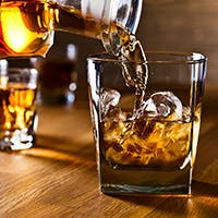 レトロモダンな“大人の隠れ家”で寛ぎのドリンクを