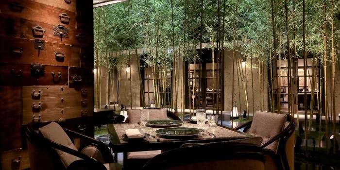竹林のある中庭が眺められるホテルのレストラン