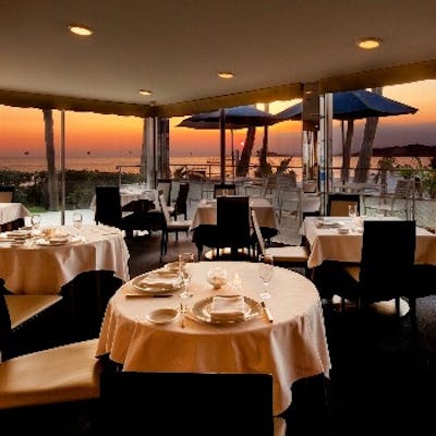 デイタイムにもサンセットにも 海外リゾートを彷彿とする空間で