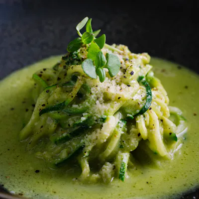 八百屋歴20年のベテランが作る野菜料理とこだわりのナチュラルワインを気軽に楽しめる