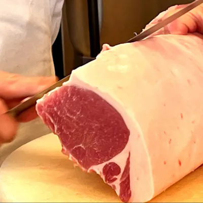 肉料理にこだわりと自信あり。銘柄豚、黒毛和牛の直接買付けでリーズナブルに提供。