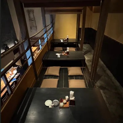 賑やかな商業エリアを少し離れた大人の街。店内のシックな空間を気楽に