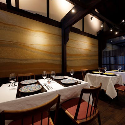 大正期の町家を改修。落ち着いた店内で金沢と能登のテロワールを映す土壁も料理を彩る