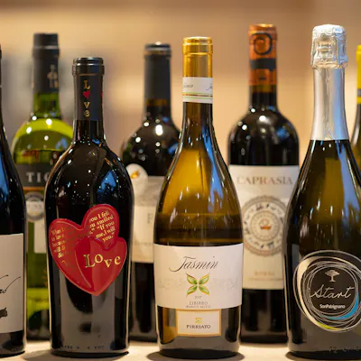 ソムリエによるご提案も。世界各国のBIOワインで乾杯!