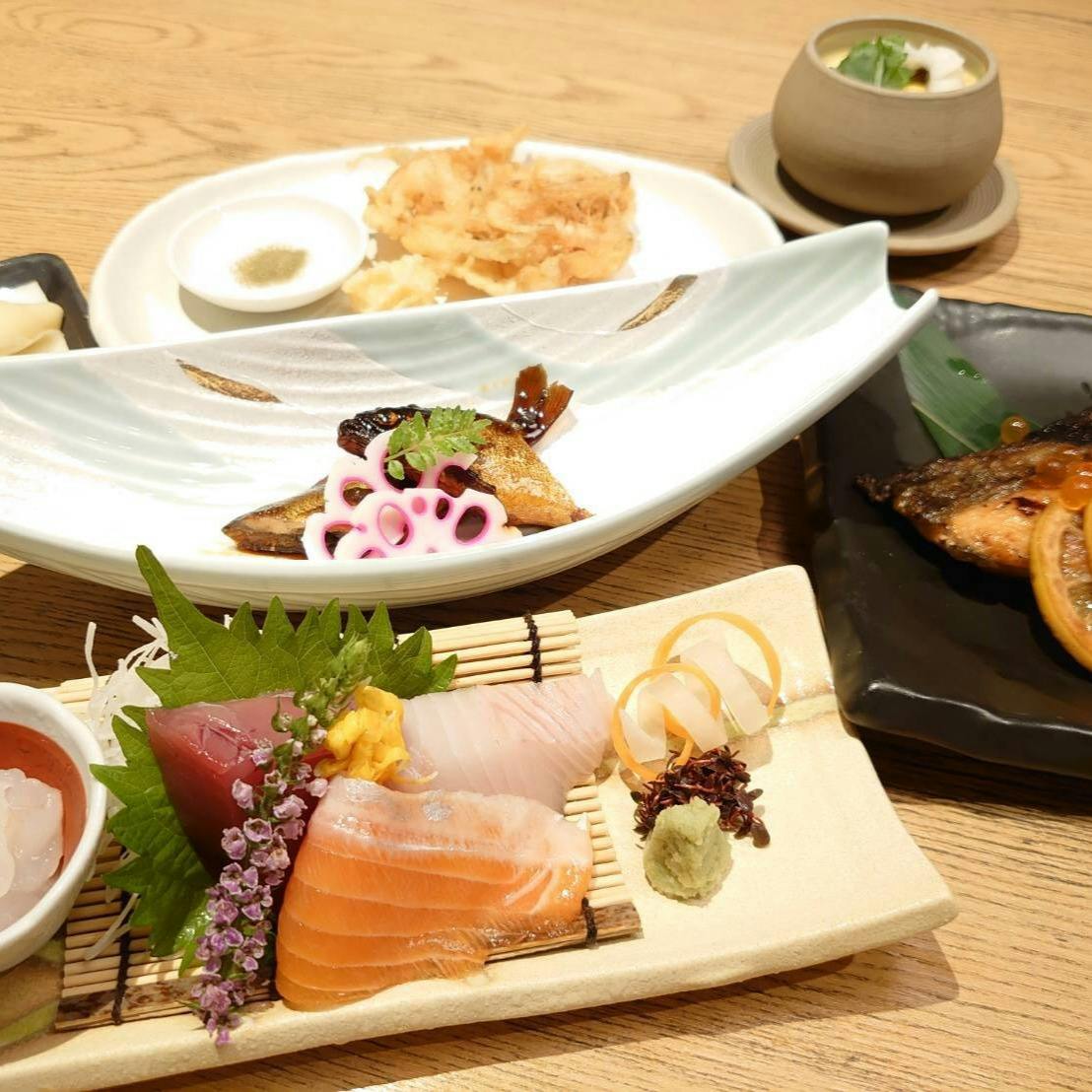 きときと 釣谷鮮魚店 富山の旬の味覚コース 季節の先付 白海老かき揚 秋鮭のレモンバター焼きなど全8品 ディナー プラン メニュー 一休 Comレストラン