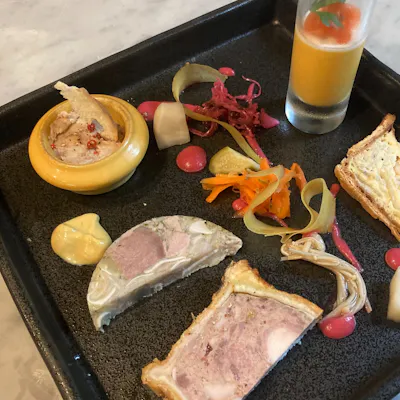 シャルキュトリーを起点に広がるリーヌ仕立ての料理とデザート フランスワインと共に