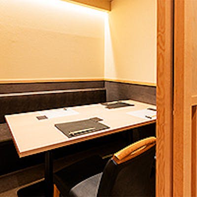 目の前で職人技を愉しむカウンター席や接待に最適な個室も完備