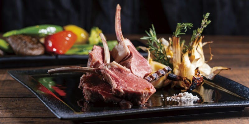 【個室選択可】AUS産ラムチョップの炭火焼、生ラムたたき、大皿シェア＋スパークリング含む3h飲み放題付き