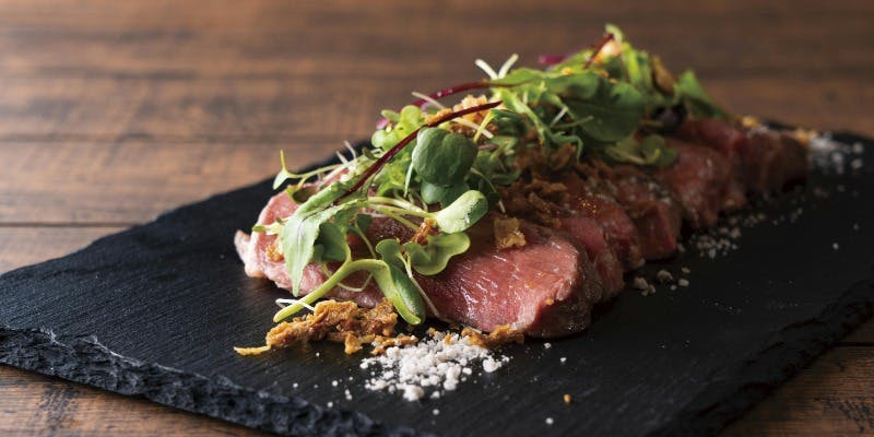 【特別割引×月～木限定】熟成牛リブロースの炭火焼、大皿シェア＋スパークリング含む2.5h飲み放題付き