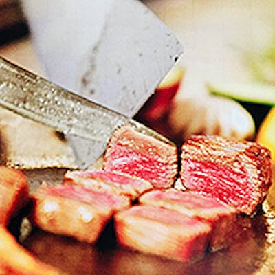 黒毛和牛や新鮮魚介を鉄板焼きで