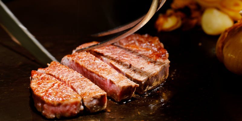 【鉄板美食】フォアグラ、黒鮑、選べるお肉、鉄板で仕上げるデザートなど全8品