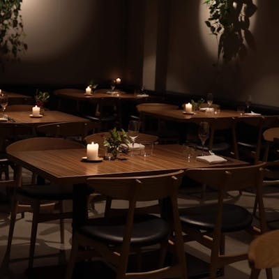 モダンシンプルな店内