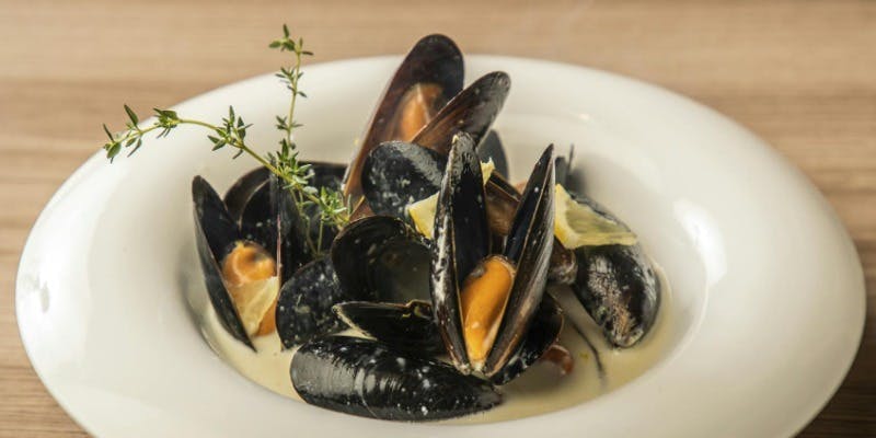 ムール貝ワイン蒸し・骨付き鶏もも肉のローストなど　全7品　【～felice course ～】＋乾杯ドリンク付