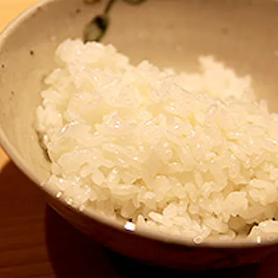 それぞれの食事のペースに合わせて炊き上げる「土鍋ご飯」と「ご飯の友」でほっこりと