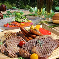 絶好のロケーションと開放感抜群の雰囲気の中味わう炭火焼BBQ