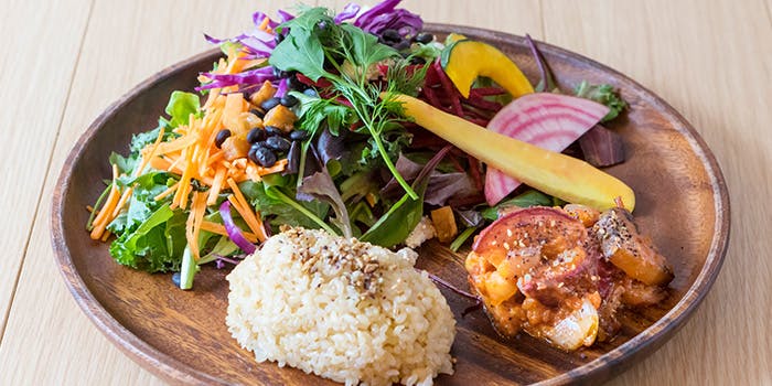 木の器に盛られた野菜とご飯とソイミートの南蛮