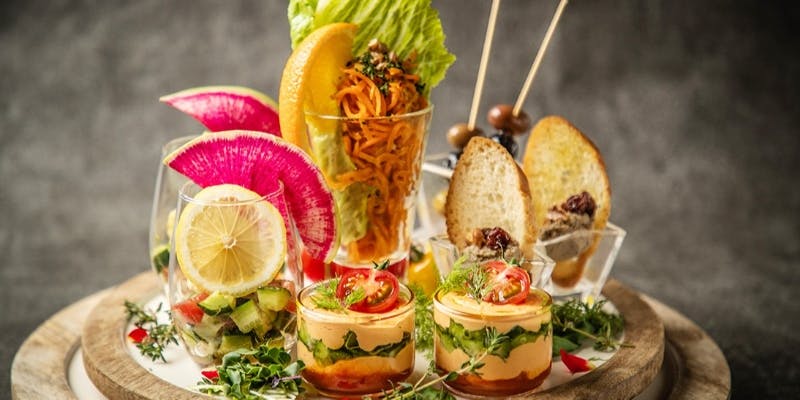 サラダやバゲットが色鮮やかなグラスタパス