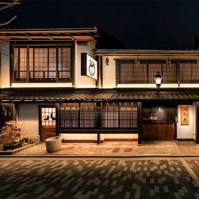 鴨川沿いに佇む鳥料理専門店