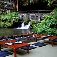 貴船川の上流に位置し、涼を感じながら味わう至極の会席料理